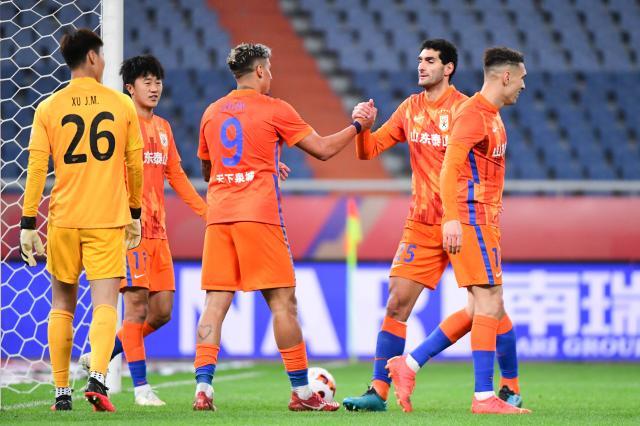 新球体育-陈蒲闪击克雷桑造俩乌龙 泰山暂登顶争冠已白热化