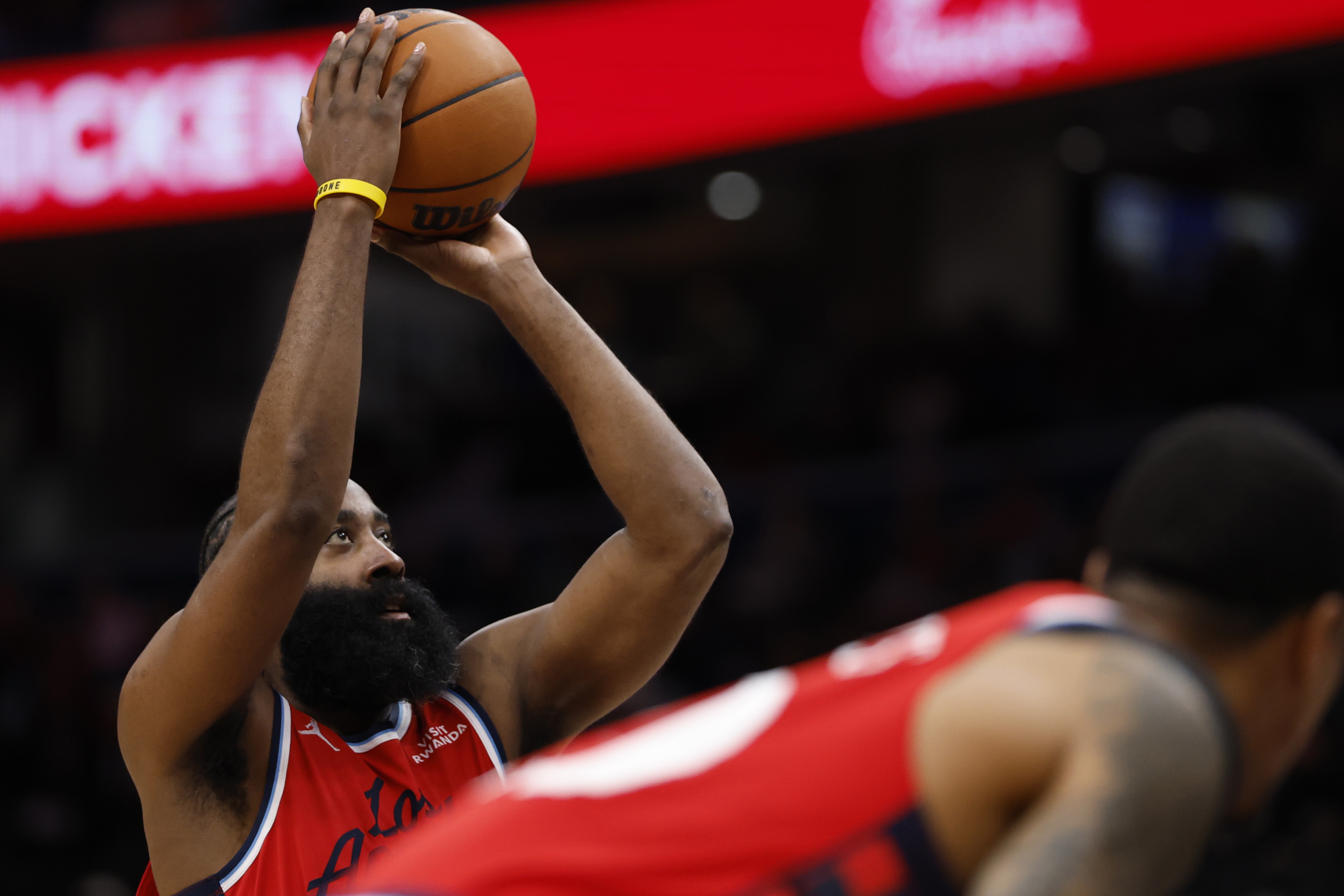 新球体育官网-回应上了！哈登外线被放空 接球三分出手稳稳命中