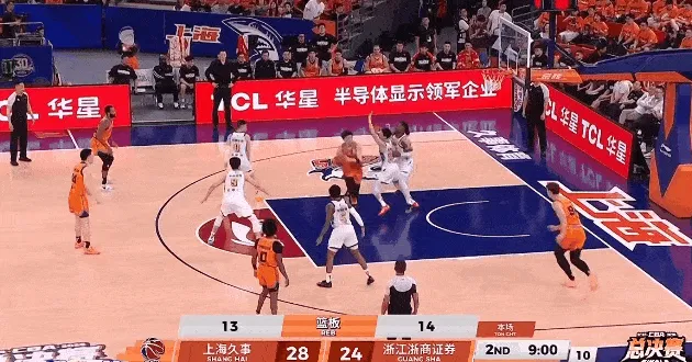 新球体育app-王哲林第一节扣篮被篮框封盖，第二节双手暴扣被犯规拦下